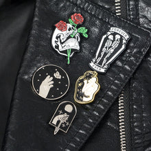 Load image into Gallery viewer, Skull Brooches
